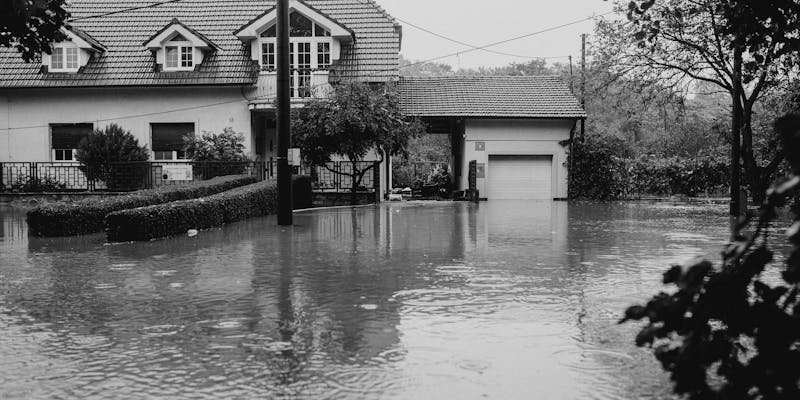 Como o clima pode influenciar o funcionamento de sistemas de esgoto